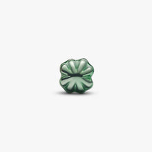 Carica l'immagine nel visualizzatore di Gallery, Mini Charm Quadrifoglio effetto metallico verde