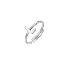 Cargar imagen en el visor de la galería, Anillo de mujer de acero con letra de Luca Barra