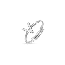 Cargar imagen en el visor de la galería, Anillo de mujer de acero con letra de Luca Barra