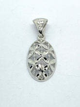 Carica l'immagine nel visualizzatore di Gallery, Ciondolo UNGARI in oro bianco 18 kt lavorazione diamantato 72127