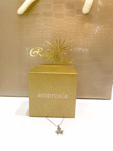 Carica l&#39;immagine nel visualizzatore di Gallery, AGZ 316 Girocollo in oro bianco con bimbo  con zirconi di Ambrosia.

