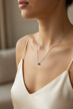 Cargar imagen en el visor de la galería, Punto de luz floral en Oro Blanco de 18kt (750) con diamante ct. 0.02 Alchimia Gioielli
