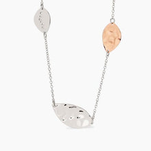 Load image into Gallery viewer, Collana da donna in acciaio con catena rolò ed elementi martellati 2 jewels 251978
