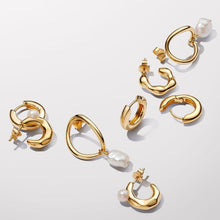 Load image into Gallery viewer, Orecchini Linea Sinuosa Circolare con Perla d'Acqua Dolce Coltivata Pendente
