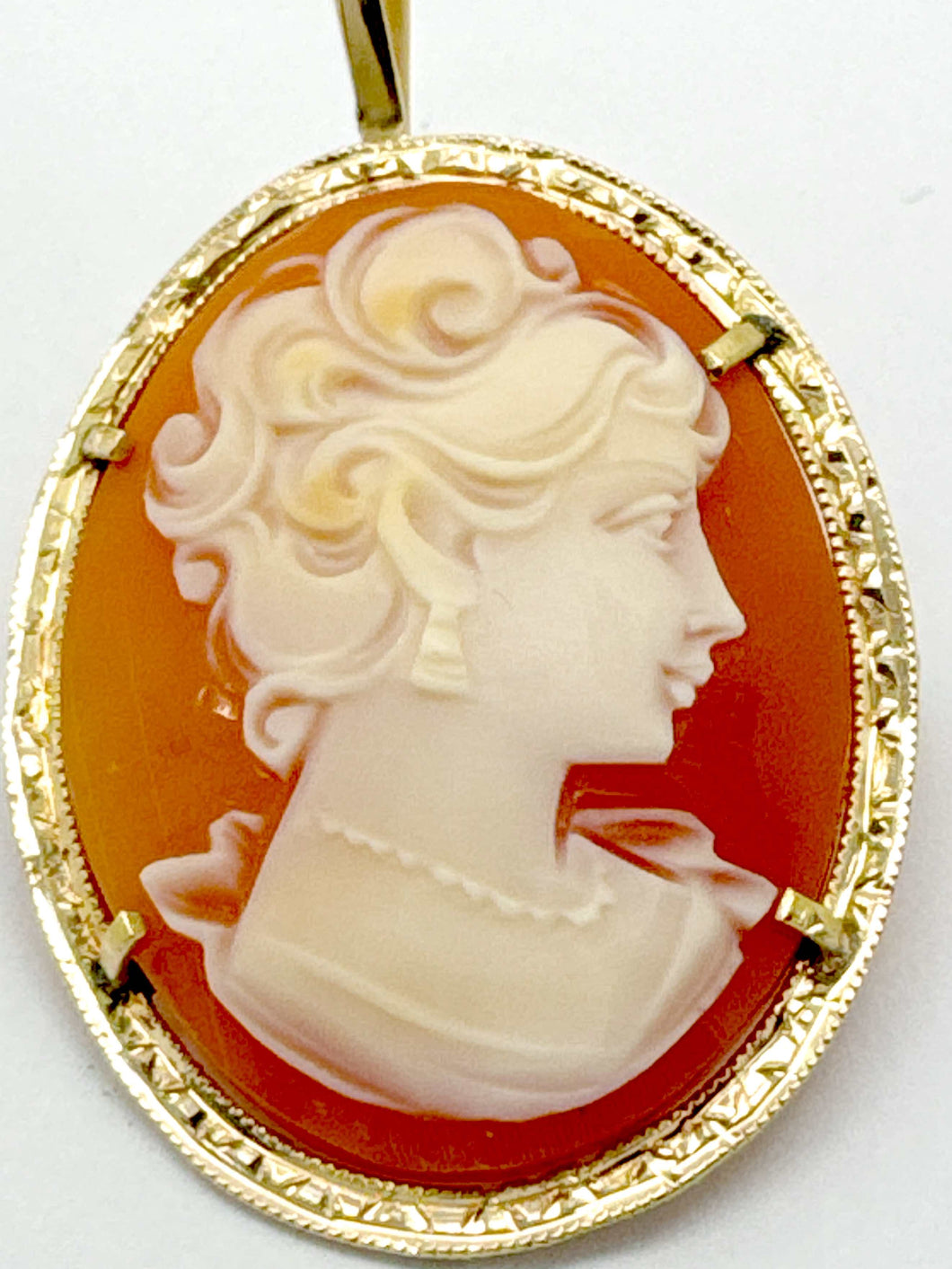 18kt yellow gold shell engraved cameo pendant, item code 74214