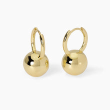 Carica l&#39;immagine nel visualizzatore di Gallery, Orecchini da donna in argento placcati oro a cerchio con sfera Boule Mabina 563868

