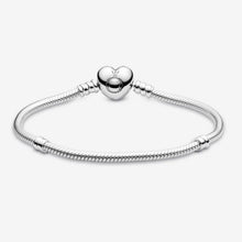 Load image into Gallery viewer, Bracciale Moments con Chiusura a Cuore
