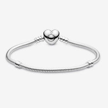 Load image into Gallery viewer, Bracciale Moments con Chiusura a Cuore
