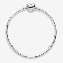 Load image into Gallery viewer, Bracciale Moments con Chiusura a Cuore
