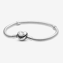 Load image into Gallery viewer, Bracciale Moments con Chiusura a Cuore

