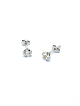 Load image into Gallery viewer, 72118 Earrings in 18 kt Stamped White Gold (750m) with zircon
