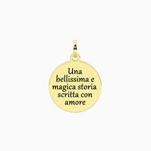 Carica l&#39;immagine nel visualizzatore di Gallery, Ciondolo in acciaio dorato con frase sulla famiglia Kidilt 741208
