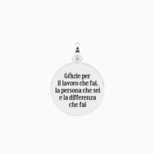 Carica l&#39;immagine nel visualizzatore di Gallery, Ciondolo tondo in acciaio con frase per la maestra Kidult 741217

