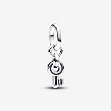 Carica l'immagine nel visualizzatore di Gallery, Charm Mini Pendente Key Pandora ME
