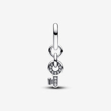 Carica l'immagine nel visualizzatore di Gallery, Charm Mini Pendente Key Pandora ME

