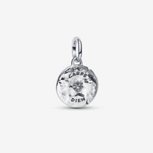 Cargar imagen en el visor de la galería, Charm Medallion Teschio "Carpe Diem"

