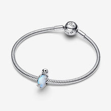 Load image into Gallery viewer, Charm Cucciolo di Foca "Hold Me Close"
