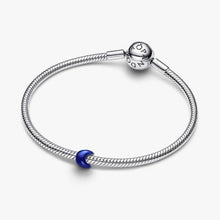 Cargar imagen en el visor de la galería, Mini Charm Luna effetto metallico blu
