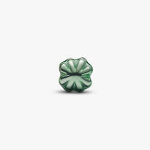 Load image into Gallery viewer, Mini Charm Quadrifoglio effetto metallico verde
