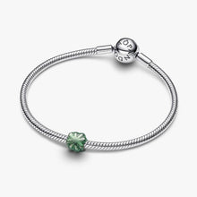 Load image into Gallery viewer, Mini Charm Quadrifoglio effetto metallico verde
