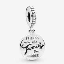 Load image into Gallery viewer, Charm pendente Gli amici sono la Famiglia che scegliamo
