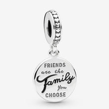 Load image into Gallery viewer, Charm pendente Gli amici sono la Famiglia che scegliamo
