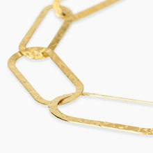 Carica l'immagine nel visualizzatore di Gallery, Bracciale da donna in acciaio dorato con maglie martellate Style 83 Kidult 831243
