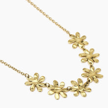 Carica l&#39;immagine nel visualizzatore di Gallery, Girocollo da donna in acciaio dorato con fiori effetto martellato Kidult 851037
