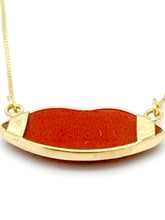 Carica l&#39;immagine nel visualizzatore di Gallery, Collana in oro giallo 18kt Bacio Lolita con pasta di corallo incisa cod.74046
