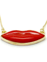Carica l&#39;immagine nel visualizzatore di Gallery, Collana in oro giallo 18kt Bacio Lolita con pasta di corallo incisa cod.74046
