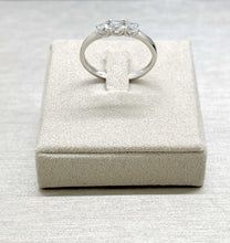 Load image into Gallery viewer, 18kt white gold Trilogy ring with zircons 1.90 g 72060
