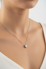 Cargar imagen en el visor de la galería, Punto de luz floral en Oro Blanco de 18kt (750) con diamante ct. 0.02 Alchimia Gioielli
