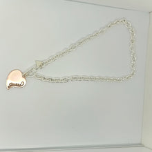 Cargar imagen en el visor de la galería, COLLAR GUESS CON COLGANTE CORAZÓN
