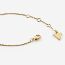 Carica l&#39;immagine nel visualizzatore di Gallery, Bracciale da donna in acciaio dorato e cristalli Guess JUBB05 527JW YG
