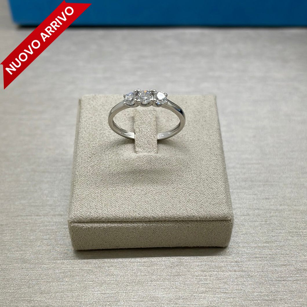 18kt white gold Trilogy ring with zircons 1.90 g 72060
