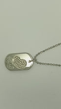 Carica e avvia il video nel visualizzatore di galleria, COLLANA CON MEDAGLIETTA GUESS USN80907
