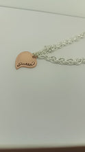 Cargar y reproducir el video en el visor de la galería, COLLAR GUESS CON COLGANTE CORAZÓN
