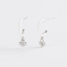Carica l&#39;immagine nel visualizzatore di Gallery, Orecchini da donna a cerchio con quadrifoglio in argento Mabina 563462
